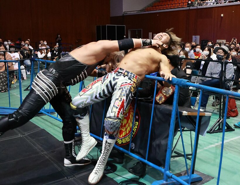  場外でもＥＶＩＬ(左)の無法ファイトのエジキとなった棚橋