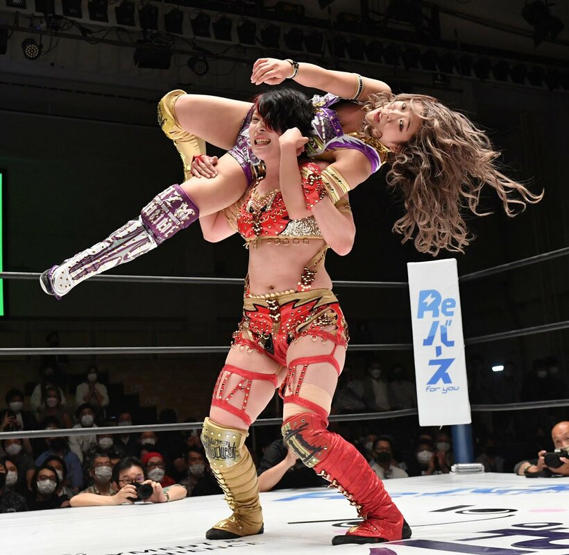  AZMを担ぎ上げる林下詩美（東スポWeb）