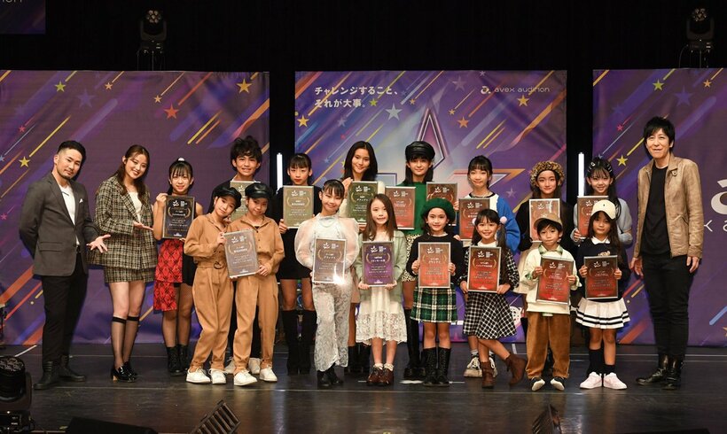 受賞者たちは、ゲスト審査員のEvery Little Thing・伊藤一朗(右)らと記念撮影.jpg
