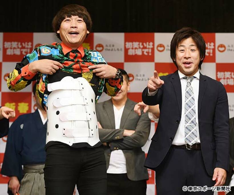  コルセットを披露したチーモンチョーチュウの白井鉄也。右は菊地浩輔
