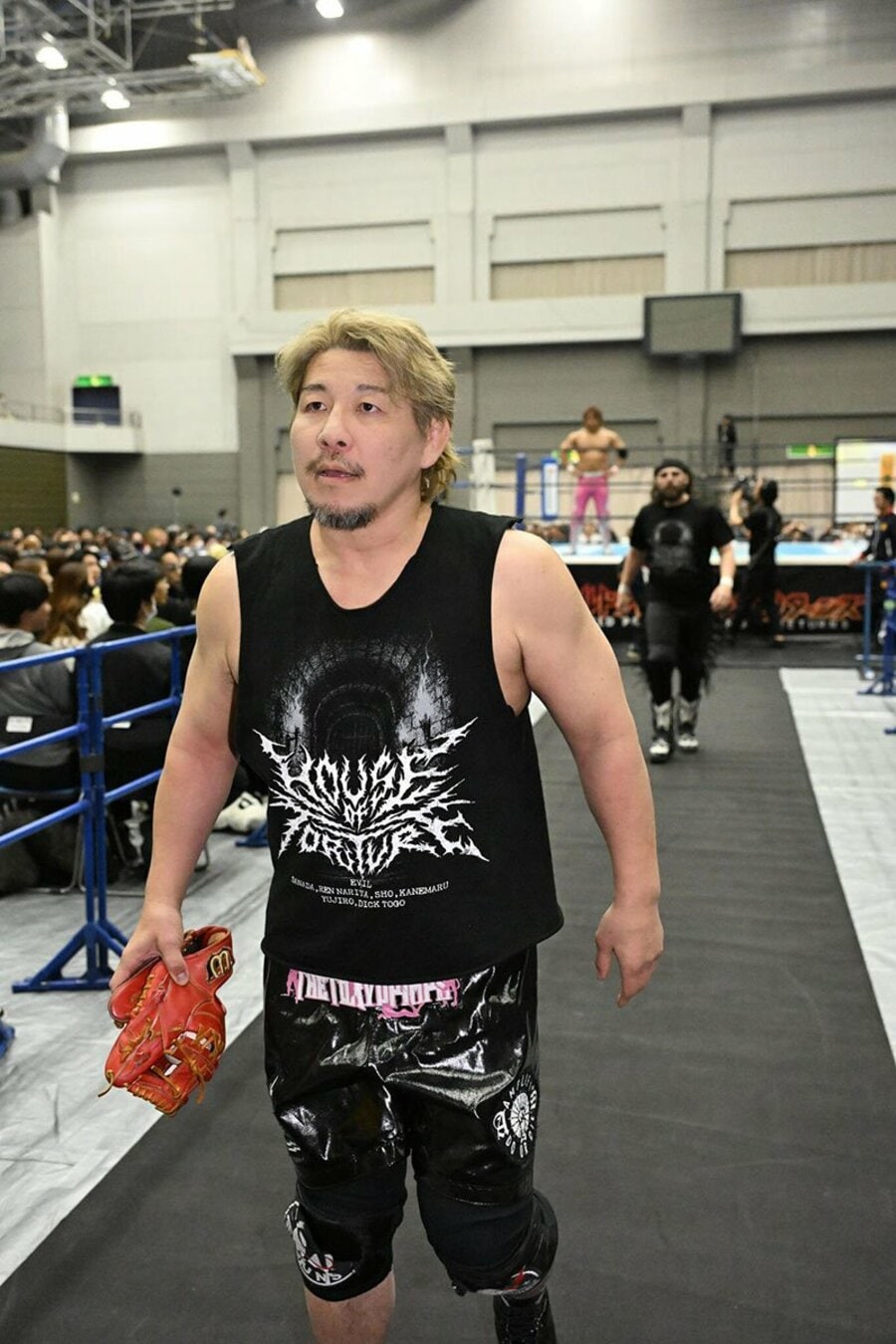 海野翔太から受け取ったグローブを手に、リングを後にする高橋裕二郎