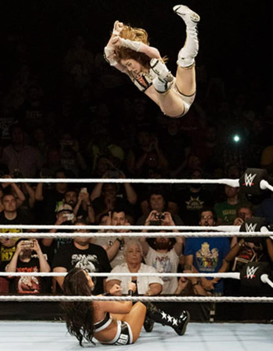  カイリは必殺のダイビングエルボーでテッサ・ブランチャード（下）を下し、ＷＷＥで初勝利を挙げた（C)2017　WWE,　Inc.　All　Rights　Reserved.