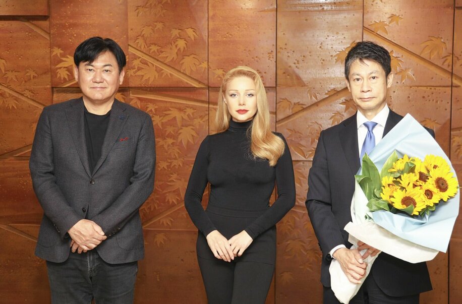  左から楽天の三木谷会長兼社長、チーナ・カーロリ、湯崎広島県知事