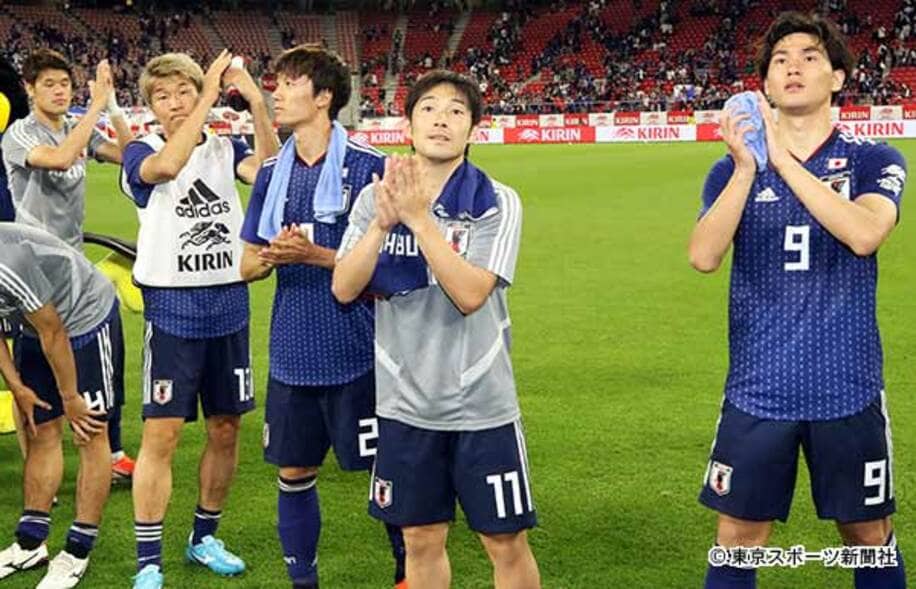  試合後、サポーターの声援に応える日本イレブン