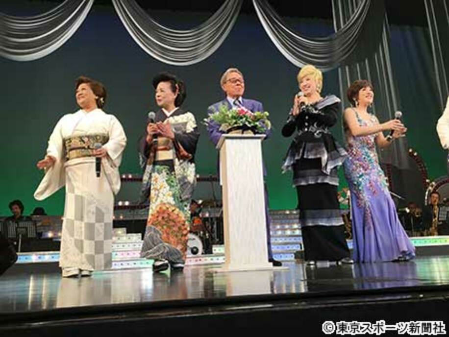  コンサートに参加した（左から）松原のぶえ、松前ひろ子、北島三郎、瀬川瑛子、キム・ヨンジャ