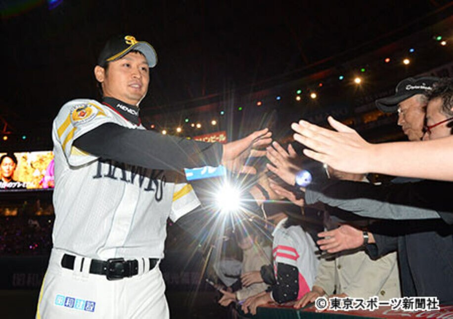 移籍後初勝利の中田は試合後ファンと勝利のタッチ