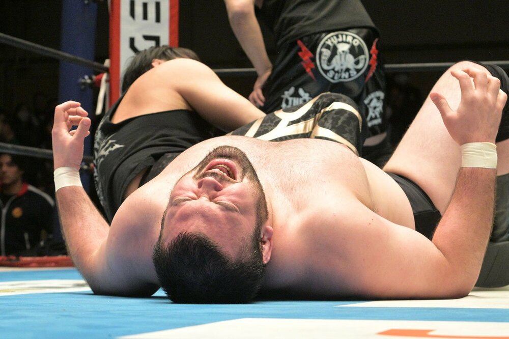 成田蓮（奥）の攻めに悶絶するウルフアロン