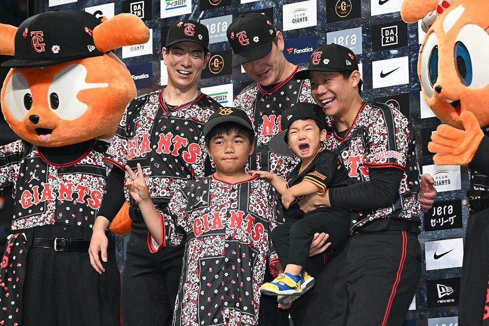 お立ち台で子供を泣かせて焦る佐々木俊輔(右)。左から松本剛、ハワード