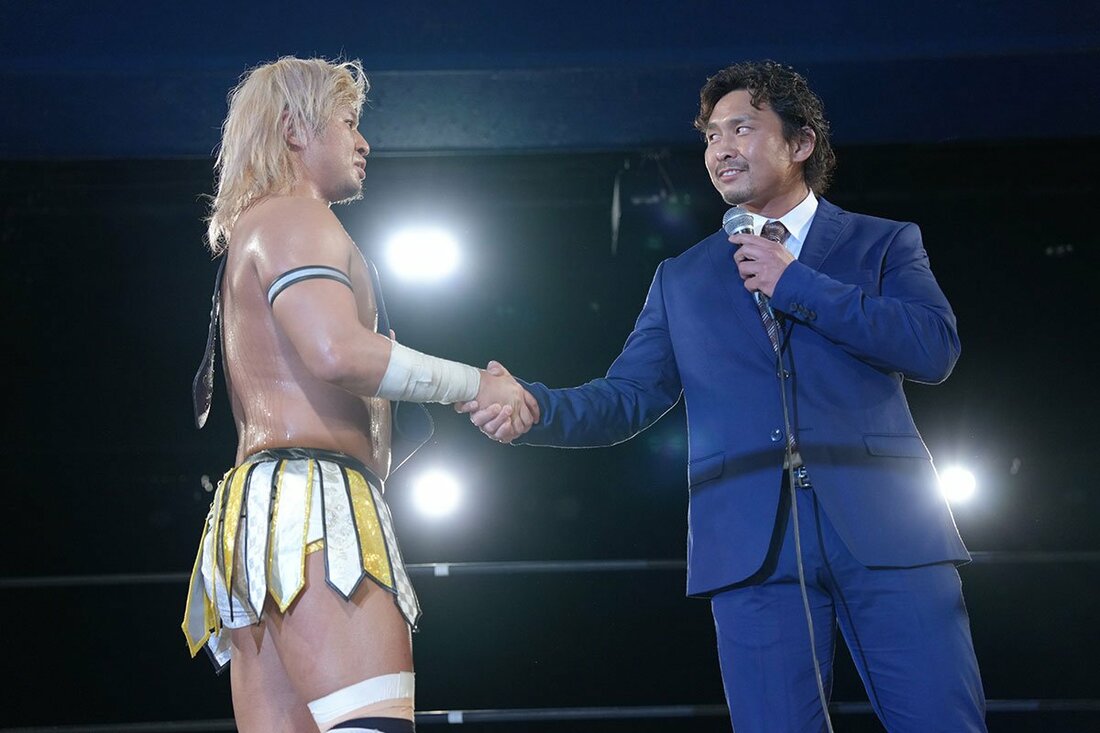 世界ヘビー級の新王者となった松永準也(左)と握手する中嶋勝彦(©博文社)