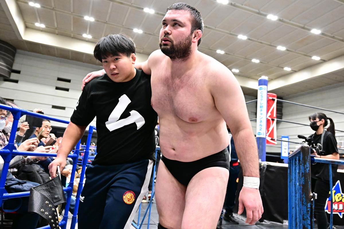 新日本】ウルフアロンがデビュー13戦目で初黒星 成田の凶器攻撃に屈辱