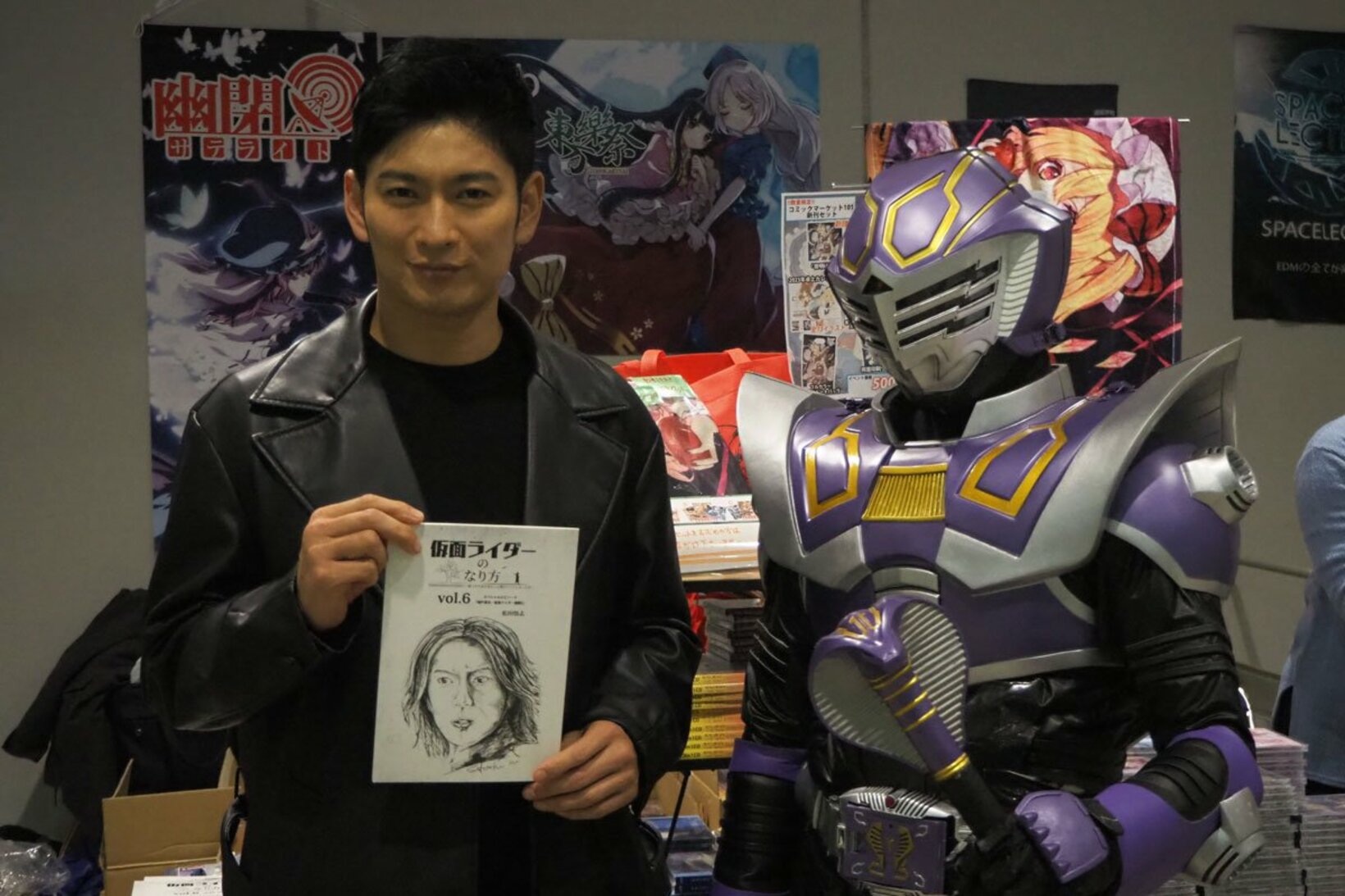 (左から)松田悟志、仮面ライダー王蛇のコスプレをする嵯峨飛鳥