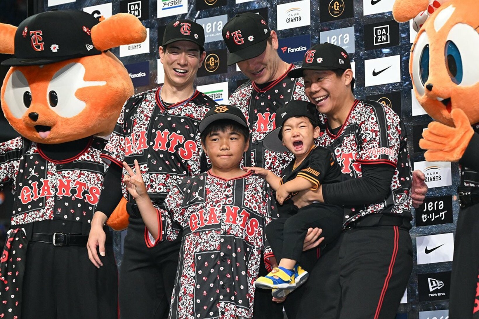 お立ち台で子供を泣かせて焦る佐々木俊輔（右）。左から松本剛、ハワード