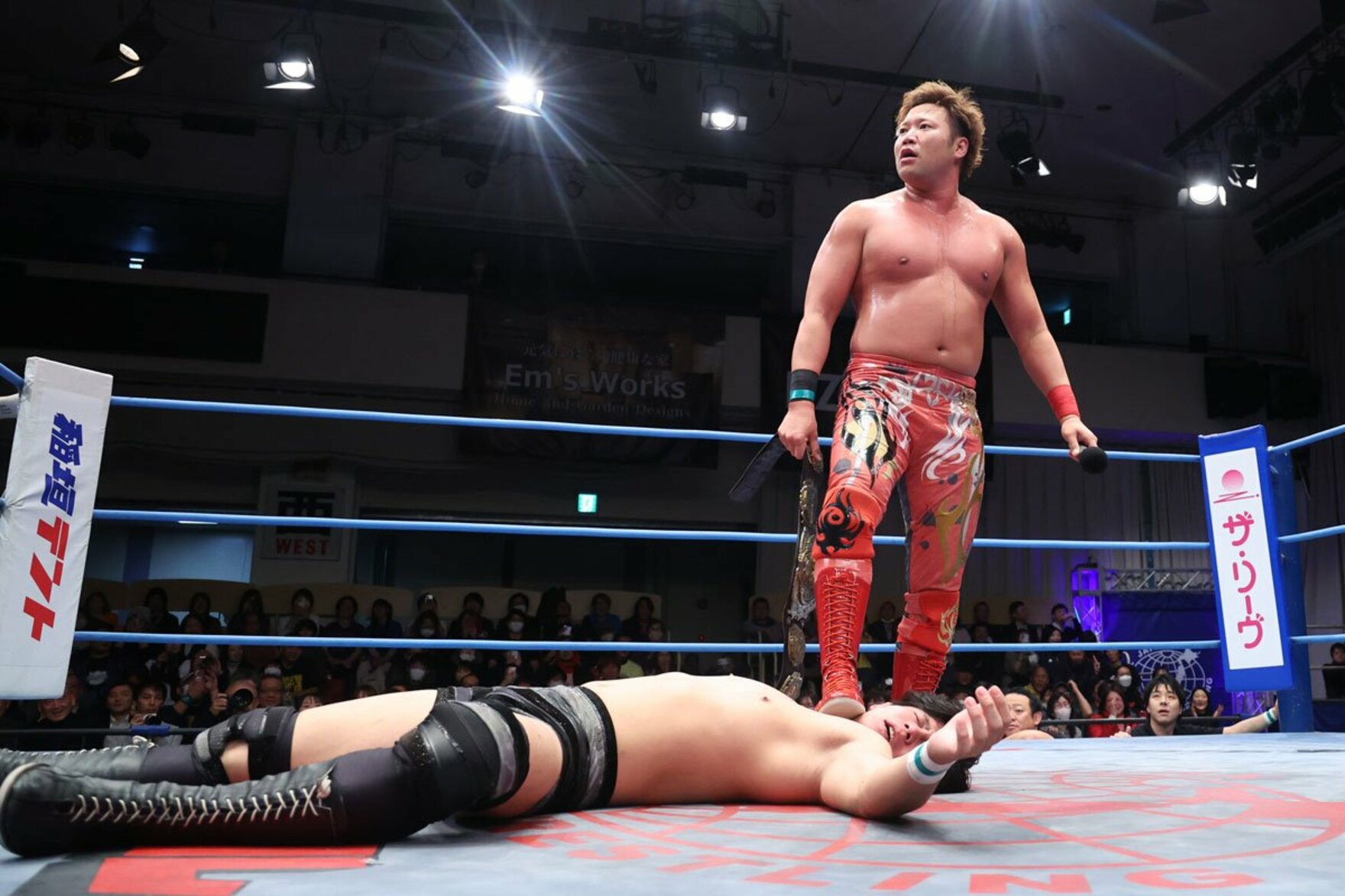 後楽園大会で安齊勇馬（下）を急襲した宮原健斗