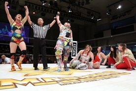 王座を防衛し、マーベラス勢(右側)の前で勝ち誇る山岡聖怜(左)と高橋奈七永