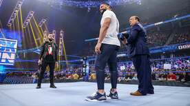  ベイラー（左）の挑戦を受けた王者レインズ。右は代理人のポール・ヘイマン (C)2021 WWE, Inc. All Rights Reserved.