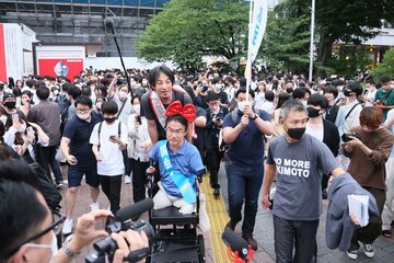 乙武氏を先導するひろゆき氏