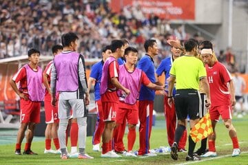 選手総出で審判に猛抗議する北朝鮮