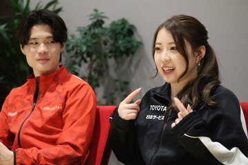 インタビューで大会前のアクシデントについても語った紀平梨花(右)と西山真瑚