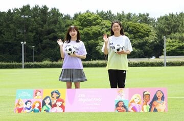  日向坂４６影山優佳（左）と元なでしこジャパンの澤穂希さん（ⒸDisney©Disney/Pixar）