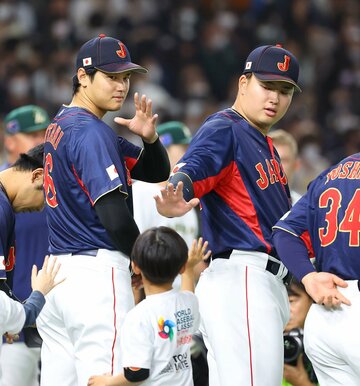 子供ファンとタッチするヤクルト・村上(右)とエンゼルス・大谷