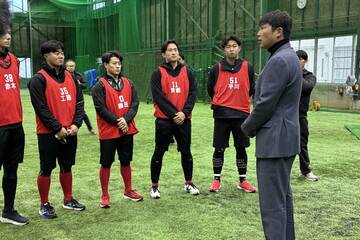 新人合同自主トレを視察した新井貴浩監督