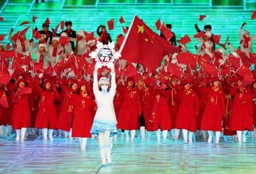  入場行進する中国選手団（ロイター）