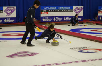  左から松村雄太、吉田夕梨花（公社）日本カーリング協会提供