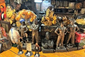 村田さんが制作した猪木ブロンズ像の数々