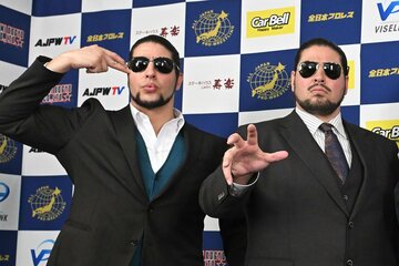 まずは世界タッグ奪還を狙う斉藤ジュン(左)と斉藤レイの斉藤ブラザーズだが…