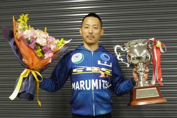 花束と優勝トロフィーを手にした菅田壱道