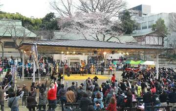  奉納プロレスには多くの観衆が集まる