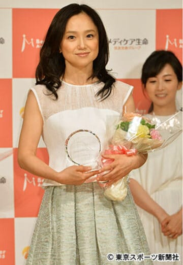 「第８回ベストマザー賞２０１５」の受賞を喜ぶ永作博美