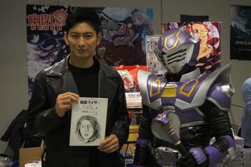 (左から)松田悟志、仮面ライダー王蛇のコスプレをする嵯峨飛鳥