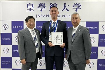 前田アマ担当チーフ（左）と安達担当スカウト（右）の指名あいさつを受けた村田怜音内野手（球団提供）