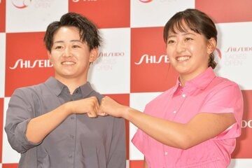 前夜祭に登場した岩井明愛(左)と岩井千怜