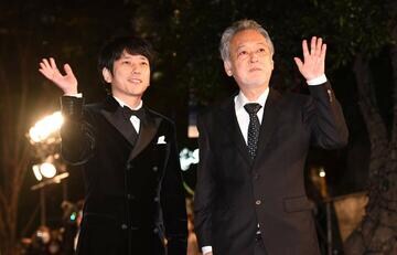 二宮和也（左）と瀬々敬久監督
