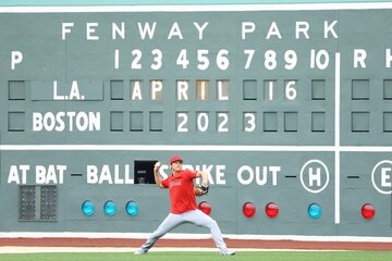 フェンウェイ・パークの左翼でキャッチボールする大谷