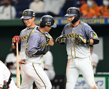  ２－０の５回に２ランを放った陽川㊥を笑顔で迎える大山。左は木浪