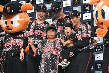お立ち台で子供を泣かせて焦る佐々木俊輔（右）。左から松本剛、ハワード