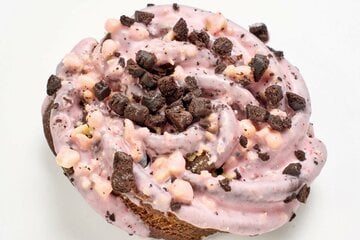 「ピンクなブラックサンダー　クッキードーナツ（いちご）」