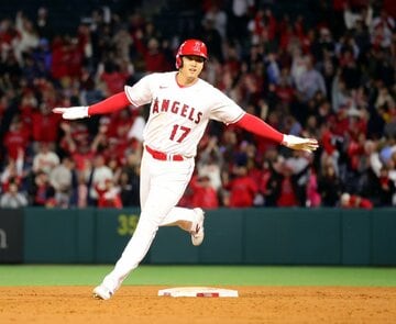 チームのサヨナラ勝ちを喜ぶ大谷(ロイター＝USA　TODAY　Sports)