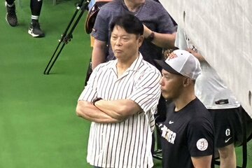 三軍練習を視察する巨人・橋上監督代行（奥）