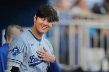 ベンチで笑顔を見せた大谷翔平（ロイター）