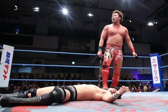 後楽園大会で安齊勇馬（下）を急襲した宮原健斗