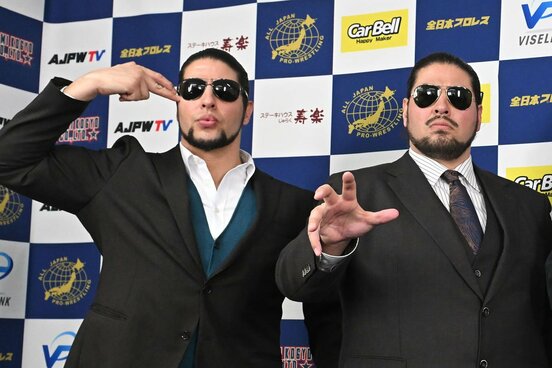まずは世界タッグ奪還を狙う斉藤ジュン(左)と斉藤レイの斉藤ブラザーズだが…