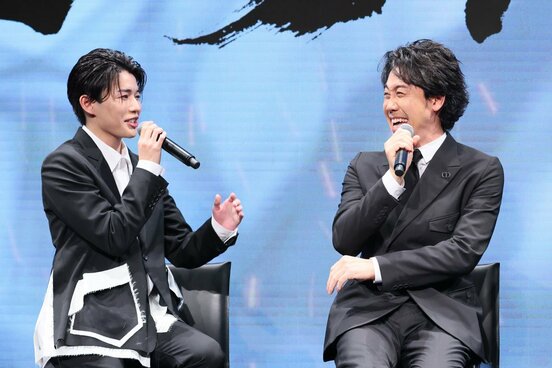 長尾謙杜(左)と大泉洋