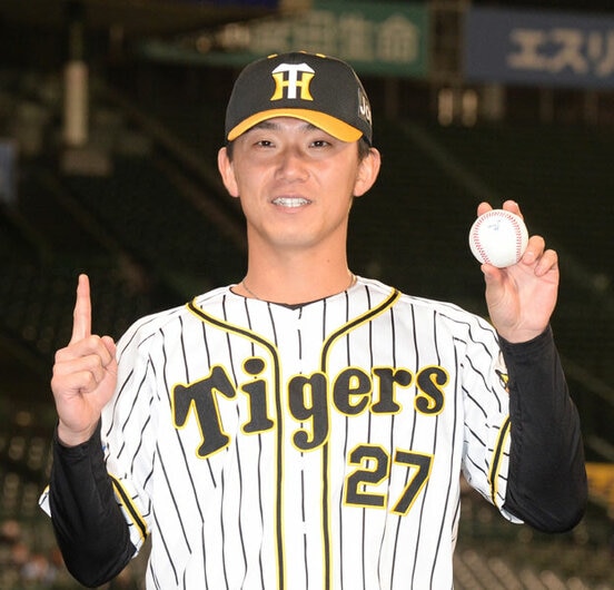  初勝利しポーズをとる伊藤将司