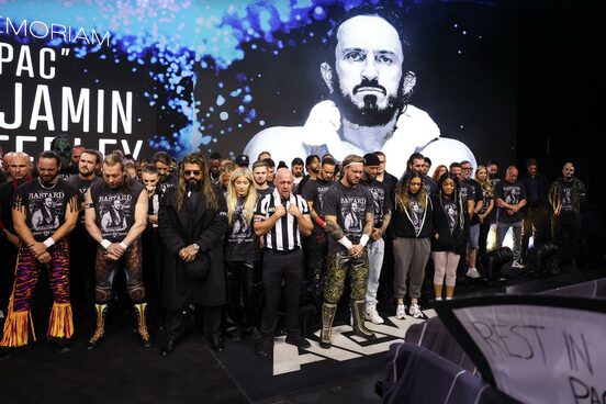 PACさんの追悼セレモニーで10カウントゴングを聞くケニー・オメガ(左から2人目)、ウイル・オスプレイ(手前右)ら(©All Elite Wrestling)