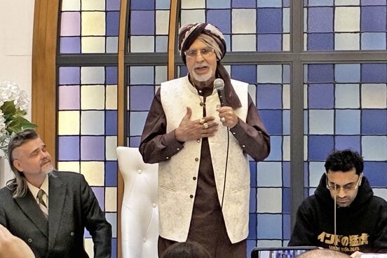 ファンミーティングであいさつするタイガー・ジェット・シン(中)