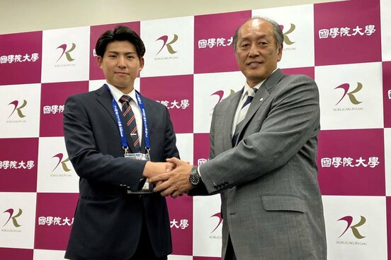 渡辺久信GM（右）の指名あいさつを受けた西武ドラフト１位・武内夏暉投手（球団提供）